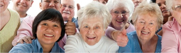 Bild von mehreren glücklichen Senioren
